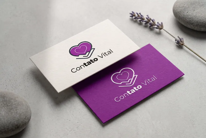 Cartões de visita em branco e roxo sobre pedra clara, com lavanda