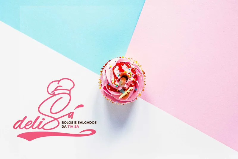 Logotipo Delisá em rosa ao lado de um cupcake, sobre fundo rosa e azul