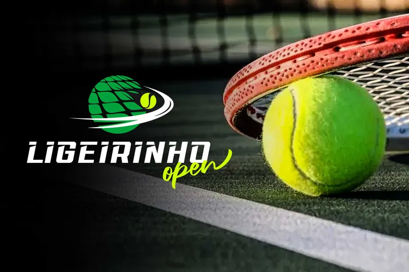 Logotipo Ligeirinho Open ao lado de bola e raquete de tênis na quadra