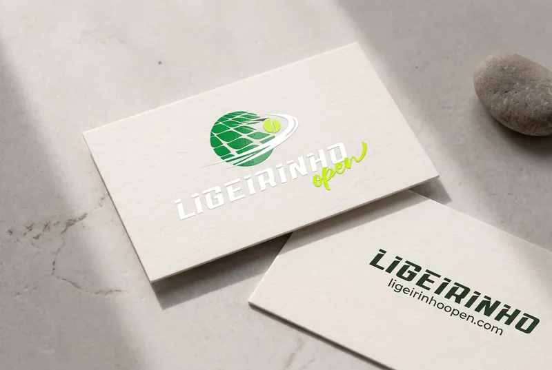 Cartões de visita Ligeirinho Open sobre mesa clara