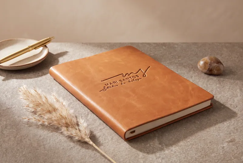 Caderno de couro caramelo com o logotipo Mari Santos