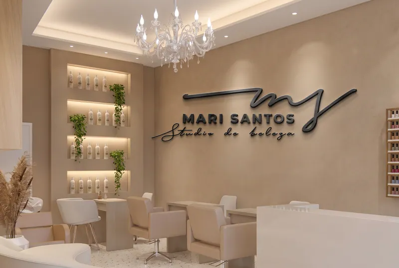 Letreiro Mari Santos na parede do salão, com lustre
