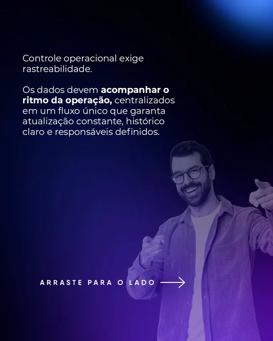 “Controle operacional exige rastreabilidade” com homem sorrindo e apontando