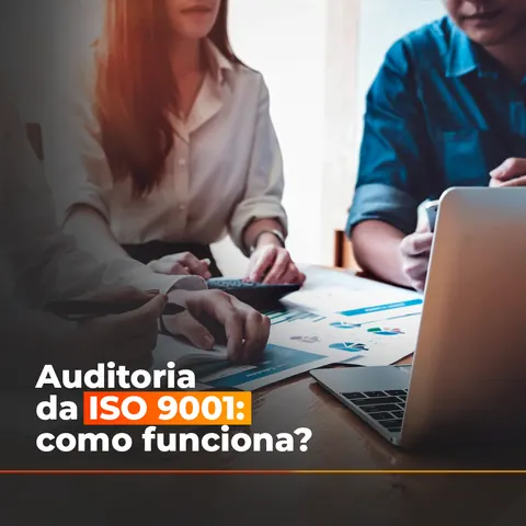 Novofoco: “Auditoria da ISO 9001: como funciona?” com pessoa no notebook